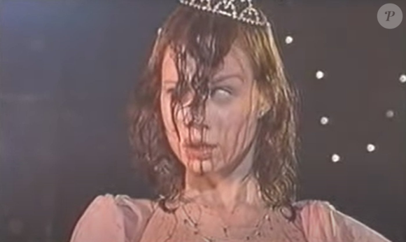 A Carrie brasileira teve Mariana Ximenes como protagonista e Sandy e Junior como aliados! No seriado da Globo, exibido em 1998, Vick enfrentava colegas que praticavam bullying em uma trama com poderes paranormais e uma referência divertida ao clássico de terror