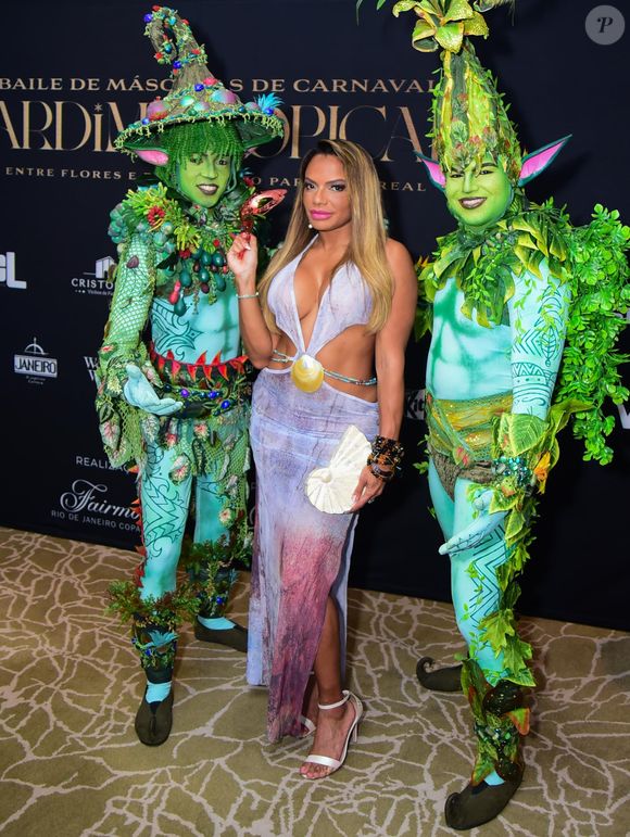 Quitéria Chagas aliou decote, fenda e recorte para baile de máscaras em hotel do Rio no pós-carnaval em 7 de março de 2025