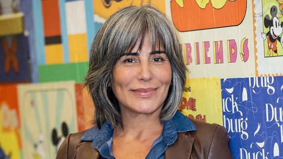 Ana Martínez recomenda 'esperar aproximadamente dois ou três meses antes de começar o trabalho de transformação. Esse tempo permite que apareça raiz suficiente para que o profissional possa observar como realmente são os nossos fios brancos'