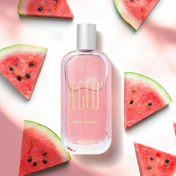 Entre os perfumes favoritos da minha mãe na menopausa, o Egeo Melancia, de O Boticário, se destaca pela combinação frutal gourmand com notas florais aquáticas, criando uma fragrância fresca, alegre e cheia de personalidade
