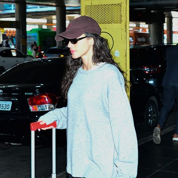 Uso seguido de boné: psicologia aponta vontade de transmitir individualidade e assegurar uma identidade própria - na foto ilustrativa, Bruna Marquezine desembarca com o acessório