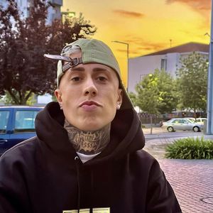 Nas imagens, registradas em 2024, ele aparece supostamente observando o bumbum da cantora Iza.