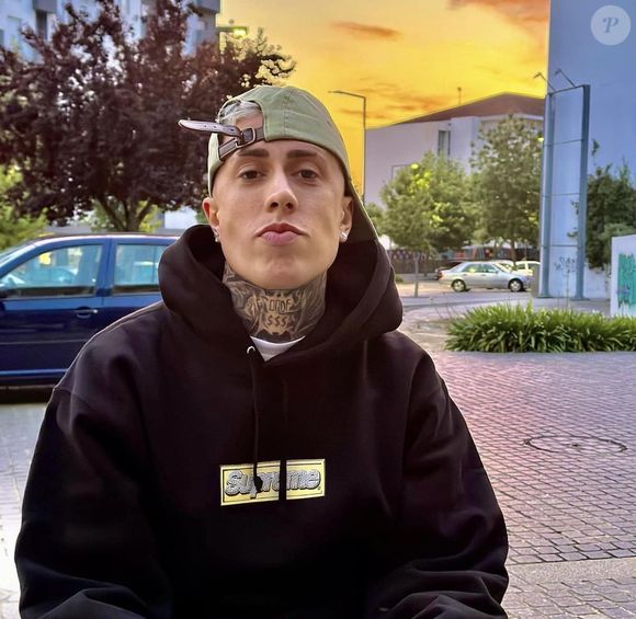 Nas imagens, registradas em 2024, ele aparece supostamente observando o bumbum da cantora Iza.