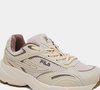 Com estética 'dad shoe', visual sofisticado e conforto para o dia inteiro, o Fila Runner 2k prova que os tênis robustos continuam dominando os looks femininos em 2026