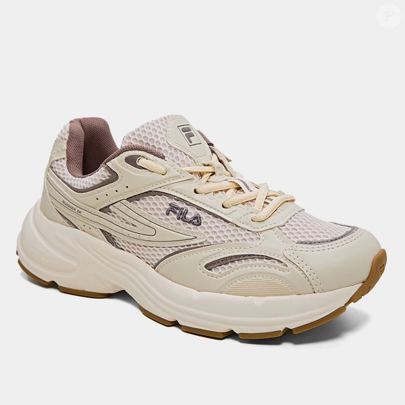 Com estética 'dad shoe', visual sofisticado e conforto para o dia inteiro, o Fila Runner 2k prova que os tênis robustos continuam dominando os looks femininos em 2026