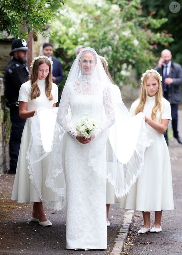 O vestido de noiva de Harriet Sperling homenageia o interior da Inglaterra com delicados bordados florais