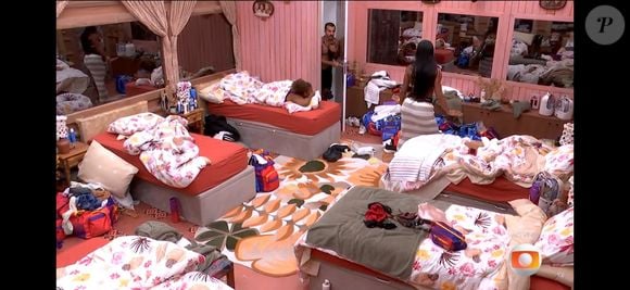 Gracyanne Barbosa também surpreendeu Mateus, que mexeu ao sair do banheiro às pressas