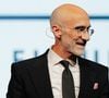 Arthur Brooks, professor da Universidade de Harvard e autor de livros sobre felicidade e propósito, defendeu o valor desses momentos de pausa em uma entrevista ao The Rich Roll Podcast, publicada em março de 2026