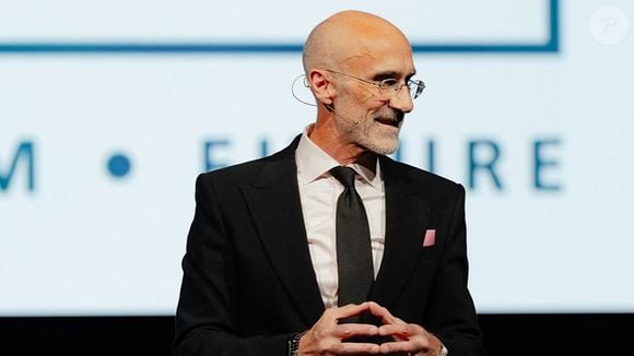 Arthur Brooks, professor da Universidade de Harvard e autor de livros sobre felicidade e propósito, defendeu o valor desses momentos de pausa em uma entrevista ao The Rich Roll Podcast, publicada em março de 2026