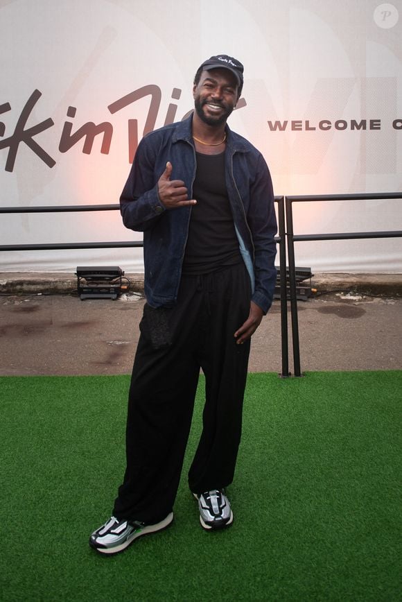 Jonathan Azevedo apostou em uma jaqueta jeans escura com aplicações de tachas, top brilhante e calça preta de alfaiataria