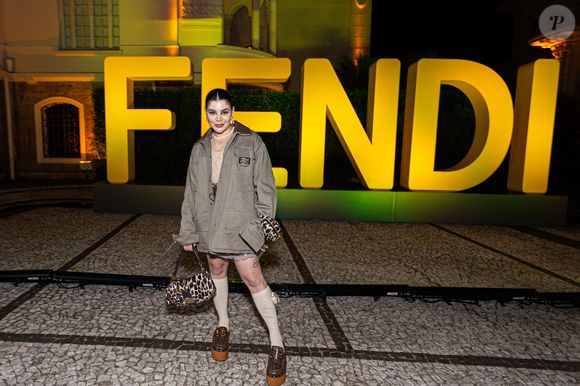 Bolsa baguete com animal print trouxe pitada irreverente ao look de Gkay