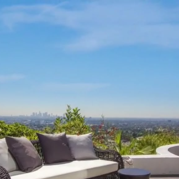 Esta é a mansão de 517 m² onde Demi Lovato sofreu overdose em 2018; a propriedade tinha piscina infinita, rooftop e ambientes de luxo