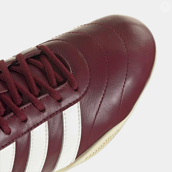 Com preço de R$ 315,78 até o fechamento da matéria, o Adidas Grand Court LO Feminino reforça a tendência dos tênis clássicos e discretos que unem memória afetiva, conforto e elegância no dia a dia