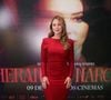 Paolla Oliveira chamou atenção ao surgir com um vestido vermelho de brilho, ombreiras estruturadas e caimento elegante durante a pré-estreia de Herança de Narcisa, realizada em São Paulo