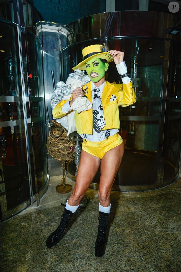 Fantasia de Máscara no Halloween: Deborah Secco deu mood sexy ao personagem dos cinemas