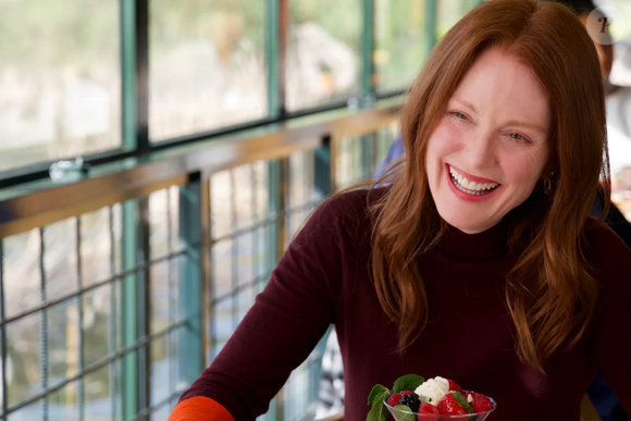 Juliane Moore aposta no copper hair em corte com camdas para mais volume e brilho