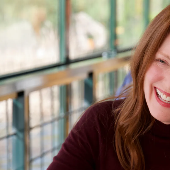 Juliane Moore aposta no copper hair em corte com camdas para mais volume e brilho
