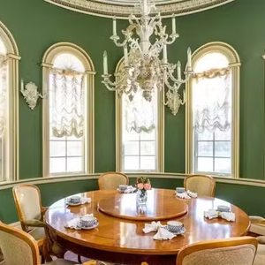 O luxuoso castelo associado a Vini Jr. reúne elevador de vidro, quadra oficial de tênis, home theater, garagem para cinco carros e uma decoração digna de um verdadeiro palácio europeu