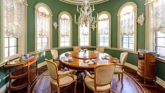 O luxuoso castelo associado a Vini Jr. reúne elevador de vidro, quadra oficial de tênis, home theater, garagem para cinco carros e uma decoração digna de um verdadeiro palácio europeu
