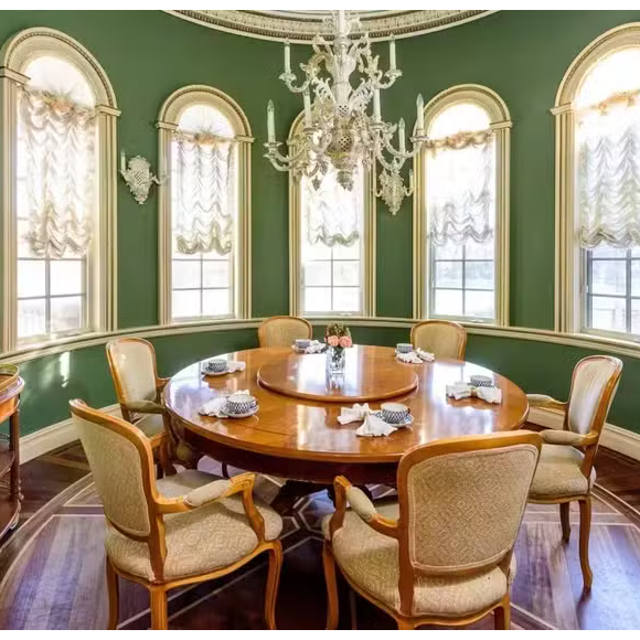 O luxuoso castelo associado a Vini Jr. reúne elevador de vidro, quadra oficial de tênis, home theater, garagem para cinco carros e uma decoração digna de um verdadeiro palácio europeu