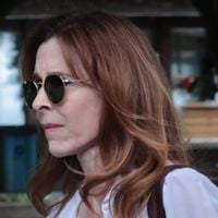 Velório de Dennis Carvalho emociona Deborah Evelyn, sua ex-mulher, Marieta Severo, Claudia Abreu, mais famosos e filhos do icônico diretor de novelas da Globo