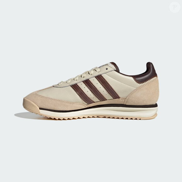 A Adidas lançou o modelo SL72 em uma combinação de cores discretas e elegantes que lembram o tiramisu (uma clássica e popular sobremesa italiana de colher): branco-sujo e um rico marrom chocolate