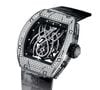 Natalie Portman encontrou uma maneira de aproximar o mercado de luxo da filantropia. Em parceria com a Richard Mille, a atriz cocriou um relógio de diamantes limitado a apenas 20 unidades