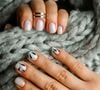 Unhas curtas com nail arts elegantes e românticas