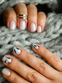 Três esmaltações para unhas curtas em tons naturais que conferem elegância e rejuvenescem
