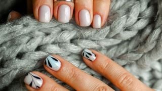 Três esmaltações para unhas curtas em tons naturais que conferem elegância e rejuvenescem