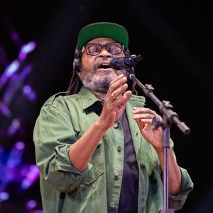 Edson Gomes subiu ao palco e rebateu Daniela Mercury: ‘Eu quero que ela prove, quem eu espanco. Tentar me lacrar assim e me envergonhar, pra quê isso?’
