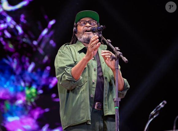 Edson Gomes subiu ao palco e rebateu Daniela Mercury: ‘Eu quero que ela prove, quem eu espanco. Tentar me lacrar assim e me envergonhar, pra quê isso?’