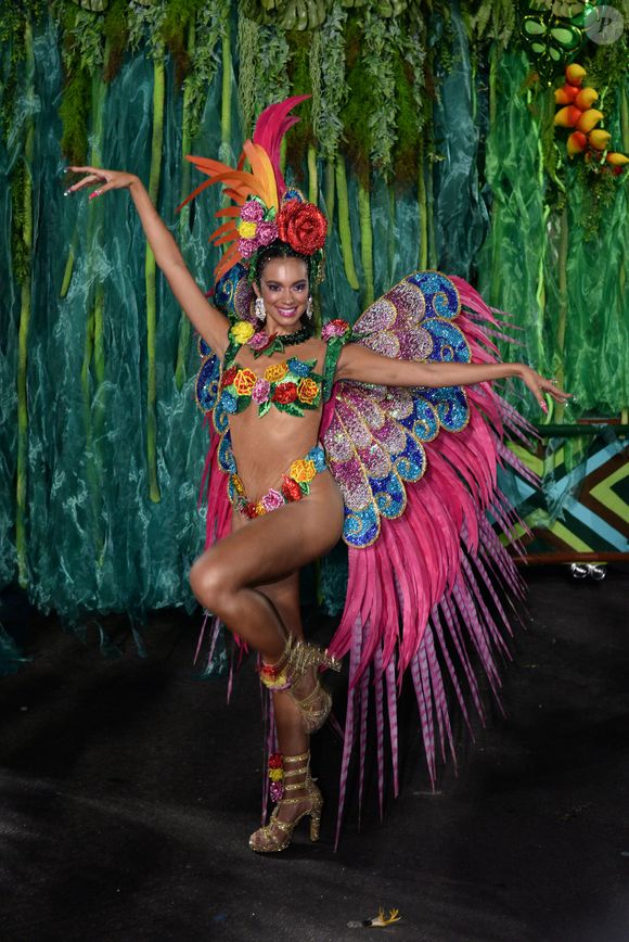 Ex-BBB Alane Dias foi uma das musas que desfilou pela Grande Rio na madrugada de quarta-feira (05).