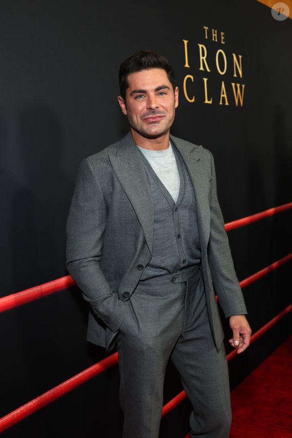 No entanto, Zac Efron revelou que sofreu um acidente doméstico e acabou quebrando seu maxilar