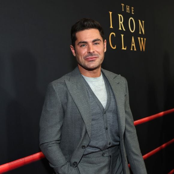 No entanto, Zac Efron revelou que sofreu um acidente doméstico e acabou quebrando seu maxilar