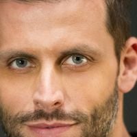 Fora do 'BBB 26', Henri Castelli revela valor de indenização após vitória na Justiça contra agressores; ator teve mandíbula fraturada há 5 anos em episódio traumático