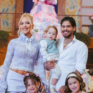 A família de Virginia Fonseca e Zé Felipe se reuniu para celebrar o aniversário de 4 anos de Maria Flor. A festa teve como tema 'Enrolados', animação da Disney que acompanha a história de Rapunzel, e ganhou uma decoração com castelos, flores, lanternas suspensas e milhares de luzes
