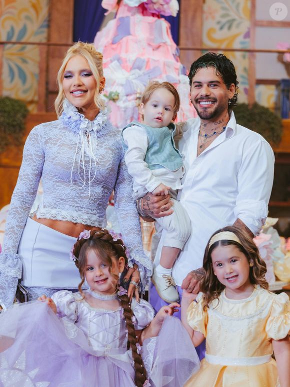 A família de Virginia Fonseca e Zé Felipe se reuniu para celebrar o aniversário de 4 anos de Maria Flor. A festa teve como tema 'Enrolados', animação da Disney que acompanha a história de Rapunzel, e ganhou uma decoração com castelos, flores, lanternas suspensas e milhares de luzes