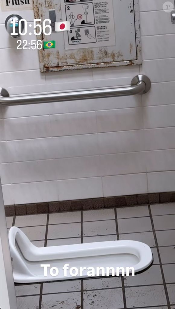 Virginia Fonseca mostrou aos seguidores os detalhes de um banheiro super diferente que viu, durante a viagem pelo Japão.