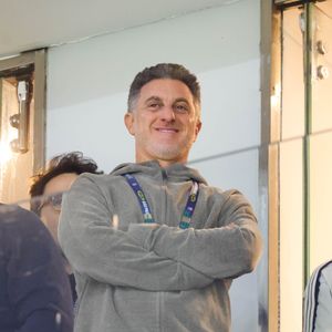 Luciano Huck alega ter pagado multa em 2017, mas documentos divulgados por Daniel Nascimento, do O Dia, desmentem a versão da assessoria