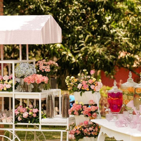 Camila Queiroz optou por uma decoração elegante e luxuosa com flores e doces personalizados