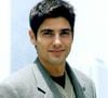 Em Laços de Família (2000), sua estreia na televisão aos 27 anos como o médico Edu, o ator usava os cabelos curtos, castanhos e repicados, com as pontas levemente espetadas, um corte bastante característico do início dos anos 2000. O rosto era completamente sem barba e sem bigode
