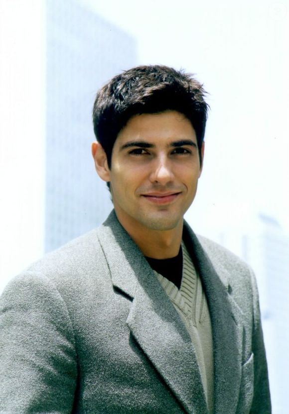 Em Laços de Família (2000), sua estreia na televisão aos 27 anos como o médico Edu, o ator usava os cabelos curtos, castanhos e repicados, com as pontas levemente espetadas, um corte bastante característico do início dos anos 2000. O rosto era completamente sem barba e sem bigode
