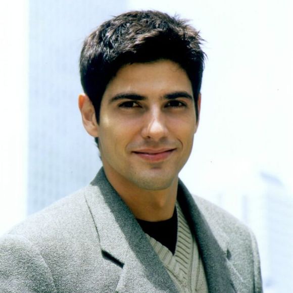 Em Laços de Família (2000), sua estreia na televisão aos 27 anos como o médico Edu, o ator usava os cabelos curtos, castanhos e repicados, com as pontas levemente espetadas, um corte bastante característico do início dos anos 2000. O rosto era completamente sem barba e sem bigode