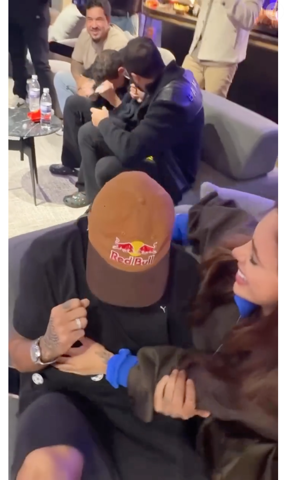 Neymar foi acusado de 'ignorar' a esposa Bruna Biancardi enquanto ela o abraçava e comemorava a convocação