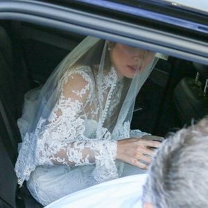 Segundo o Purepeople, Giulia Be escolheu um vestido de noiva com renda floral, gola alta e mangas compridas para se casar com Conor Kennedy. A cantora foi fotografada dentro do carro a caminho do altar, com um visual de inspiração clássica e romântica para a cerimônia na histórica Igreja Nossa Senhora do Carmo da Antiga Sé, no Rio de Janeiro