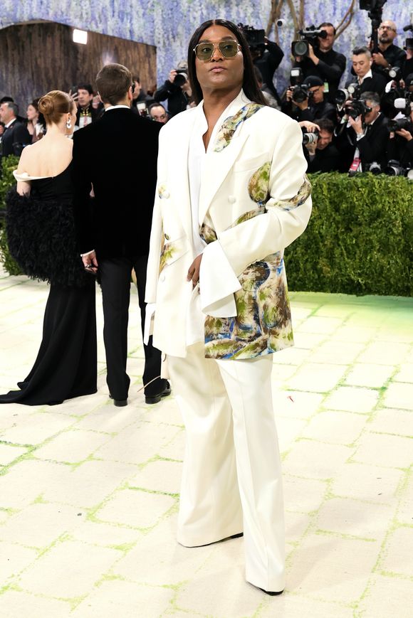 O estilista Law Roach, no Met Gala 2026, apostou em um blazer com pinturas e calça oversized off-white
