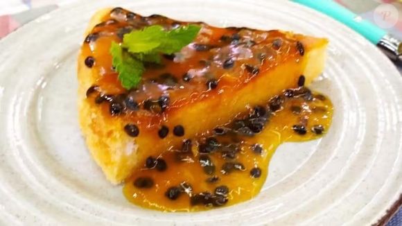 Para acompanhar seu bolo de maracujá, prepare uma calda com a própria polpa da fruta