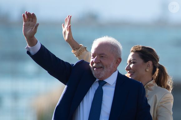 A ex-primeira-dama Michelle Bolsonaro divulgou neste sábado (12) uma carta pública endereçada ao presidente Luiz Inácio Lula da Silva (PT), em meio à crescente tensão diplomática entre Brasil e Estados Unidos.