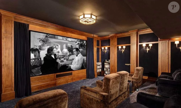 Cinema particular é um dos encantos da mansão de Dwayne Jonson